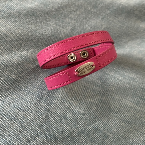 Guess pink bracelet with button closure - Picture 2 of 7